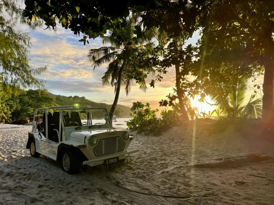 Современный дорожный Mini Moke на пляже Сейшел в час заката — именно такой вы берёте у нас сегодня
