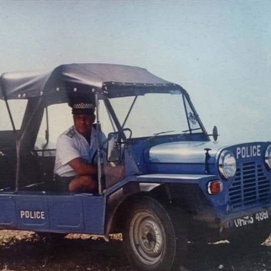 Mini Moke в ливрее полиции Сейшел — пляжная классика на службе