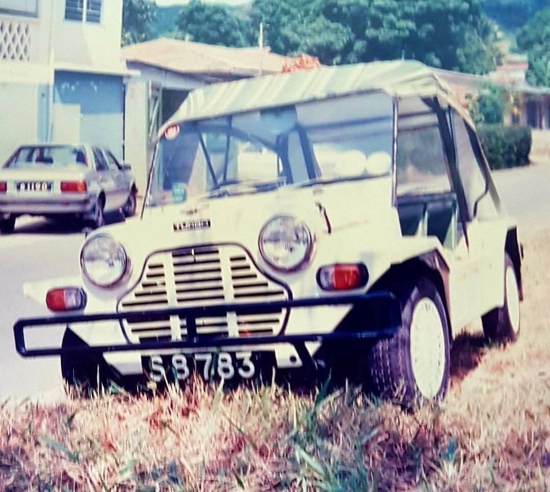 Moke с брезентовым верхом на улочке Маэ — часть повседневного пейзажа
